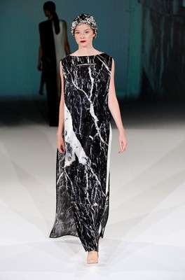 hussein_chalayan_2013_ilkbahar_yaz_elbise_moda_defile (43)