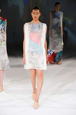 hussein_chalayan_2013_ilkbahar_yaz_elbise_moda_defile (45)