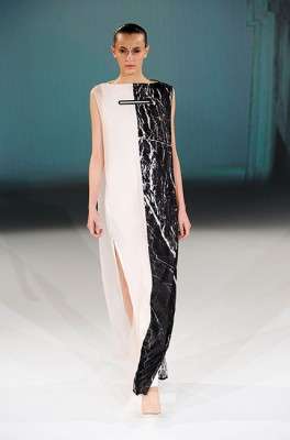 hussein_chalayan_2013_ilkbahar_yaz_elbise_moda_defile (6)