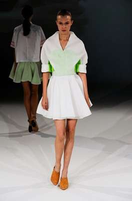 hussein_chalayan_2013_ilkbahar_yaz_elbise_moda_defile (8)