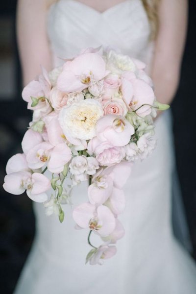 08-a-cascading-bouquet-with-blus-for-a-cool-look.jpg