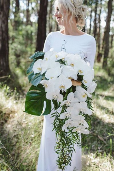 15-a-fantasticand-some-more-greenery-for-a-tropical-bride.jpg