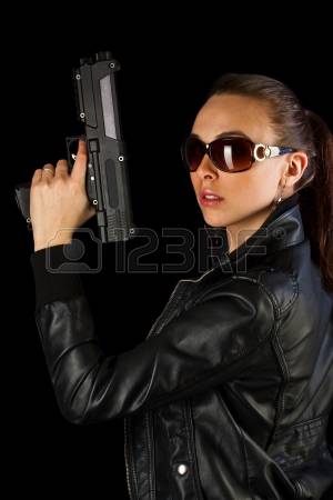 15348645-jeune-femme-avec-un-pistolet-dans-la-main.jpg