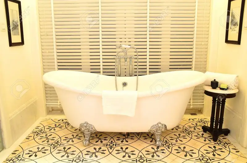 19940970-beautiful-retro-bathtub-in-a-hotel-room-Stock-Photo.webp