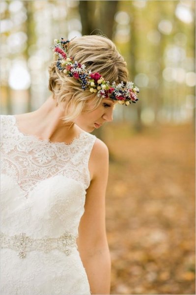 22-short-wavy-hair-with-a-floral--the-fall-with-berries-and-succulents.jpg