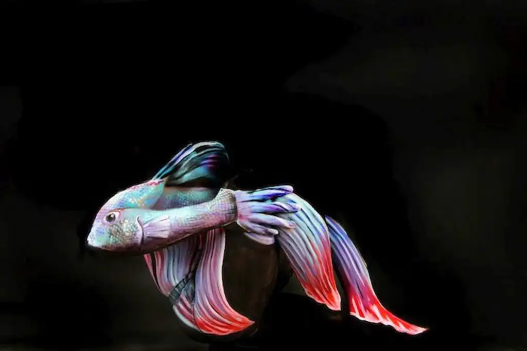 22body-paintinGesine-Marwedelg-poisson.webp