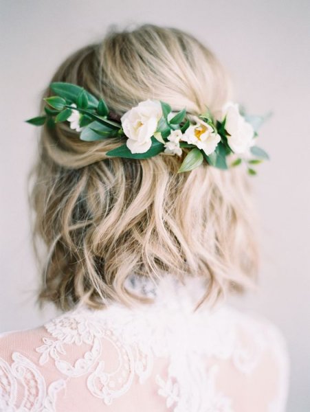 23-a-wavy-hairstyle-with-fresh-whiten-the-back-for-a-romantic-bride.jpg