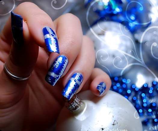 23-Amazing-Christmas-Nail-Design-Ideas-11.jpg