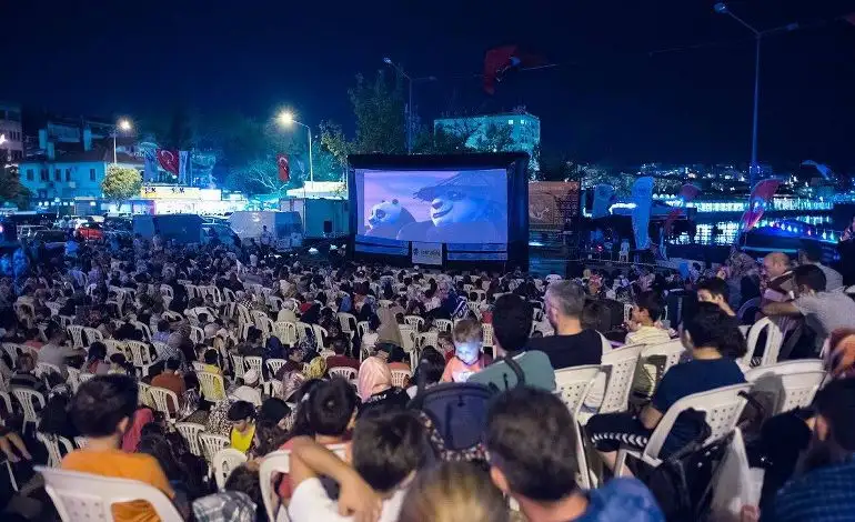 5-sinemasal-acik-hava-sinema-festivali-ask-temasiyla-basliyor-770x470.webp