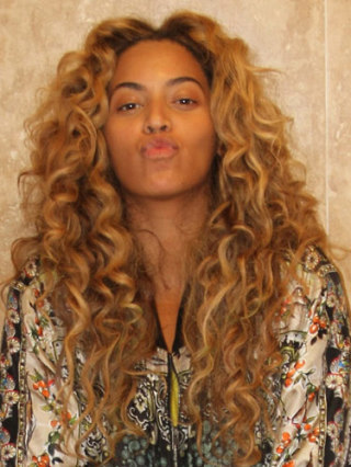 53d345cca0034_-_270213-beyonce-tumblr-makeup-free-lgn.jpg