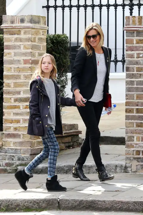 54bbcd3db6ba7_-_hbz-model-moms-kate-moss-splashnews.webp