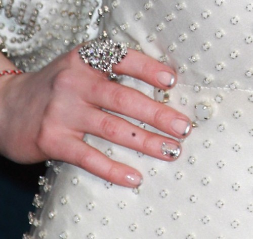 anne_hathaway_2012_lew_mis_silver_nails-e1355165292933.jpeg