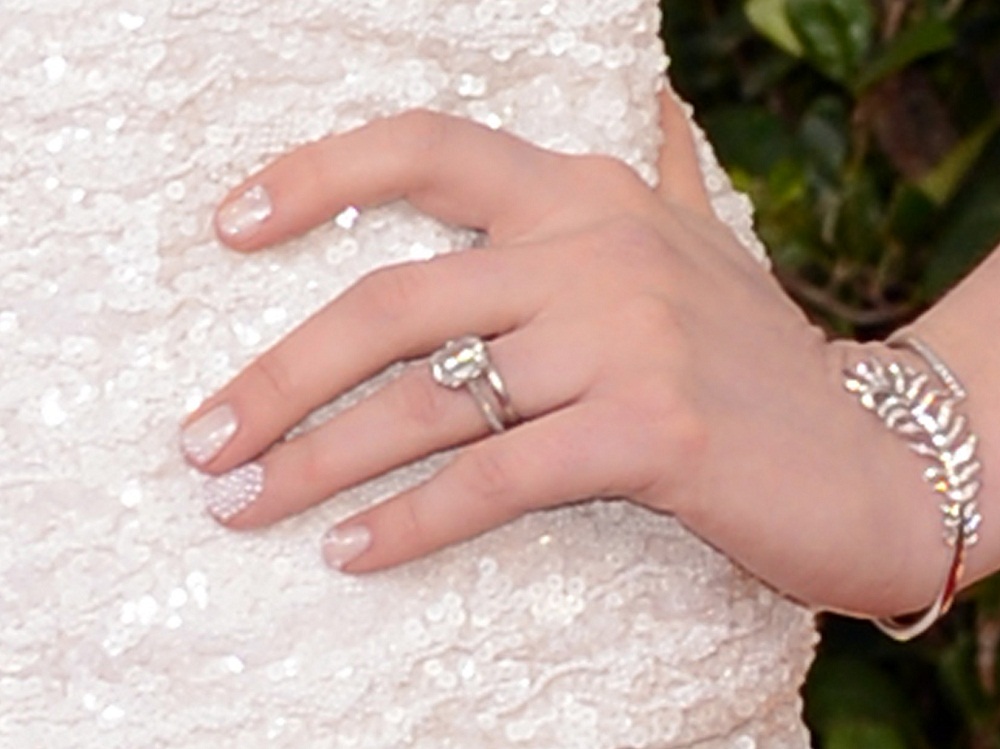 anne_hathaway_2013_golden_globes_nails_caviar.jpg