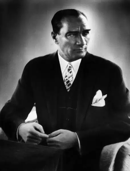 Atatürk-Resimleri-renkli-ve-siyah-beyaz-1.webp