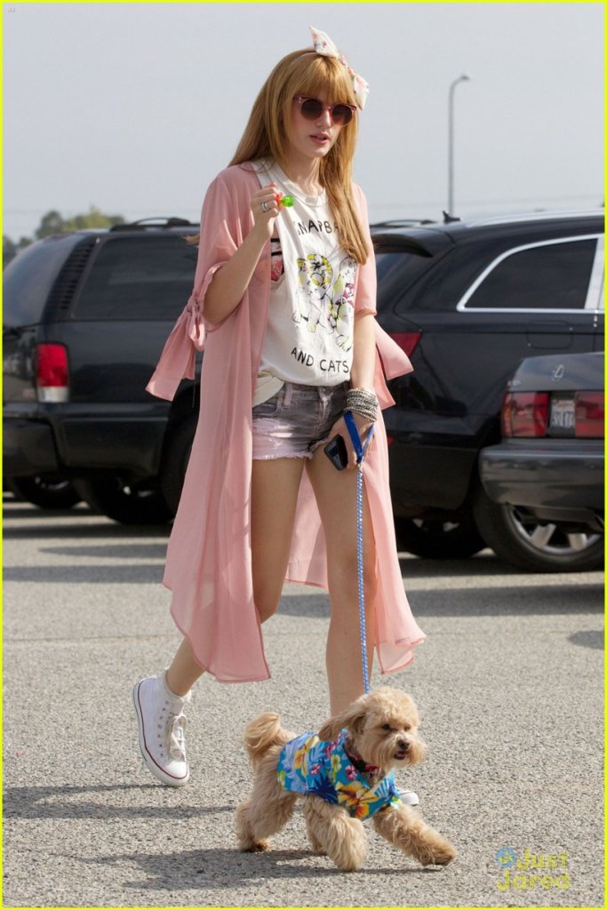 bella-thorne-bow-baseball-game-04.jpg