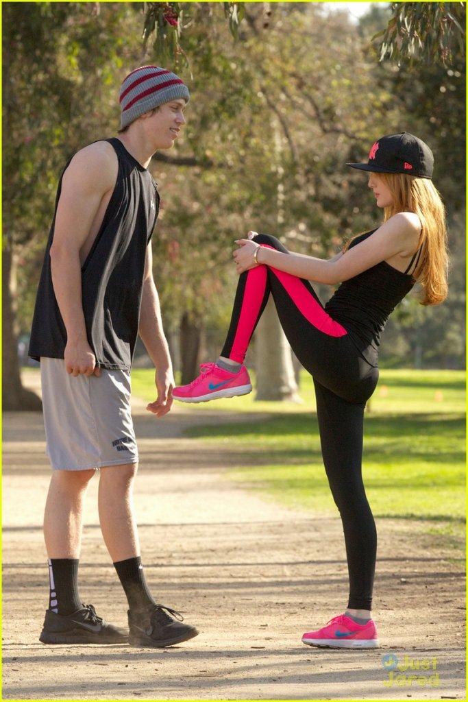 bella-thorne-tristan-klier-park-workout-02.jpg