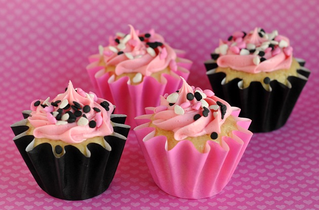 Black-and-Pink-Cupcakes-for-Valentines-Day.jpg