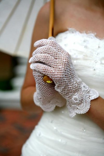 Brides_Cafe_Vintage_Bridal_Gloves.jpg