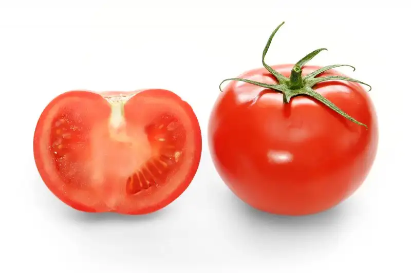 Bright_red_tomato_and_cross_section02.webp