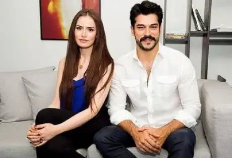 Burak-Özçivit-Ve-Fahriye-Evcen-Bir-Araya-Geldi-kussadasi.com-40.webp