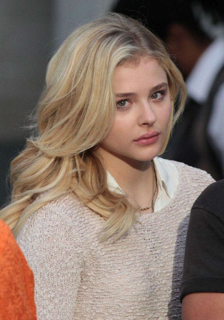 chloe-moretz-acting-on-the-set-of-brain-on-fire-in-vancouver_1.jpg