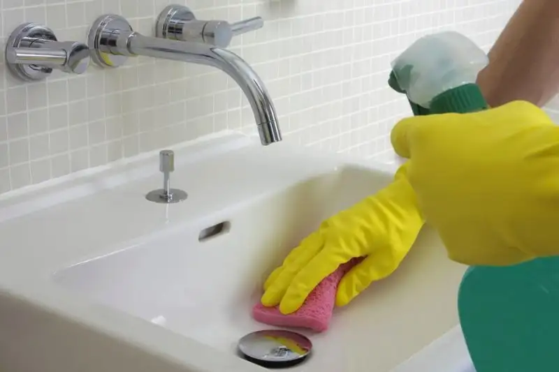 cleaning-bathroom.webp