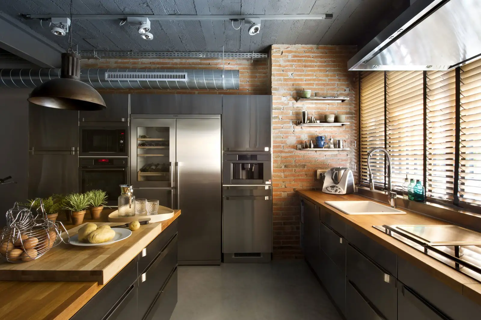 commercial-space-turned-into-a-loft-in-terrassa-026.webp