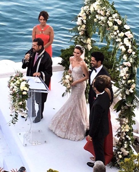 fahriye-evcen-ve-burak-ozcivit-dunya-evine-girdi-9779058_5301_m.jpg