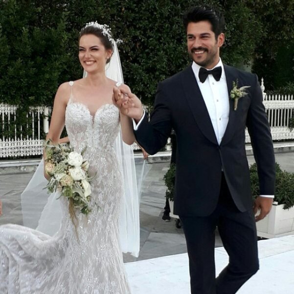 fahriye-evcen-ve-burak-ozcivit-dunya-evine-girdi-9779058_5746_m.jpg