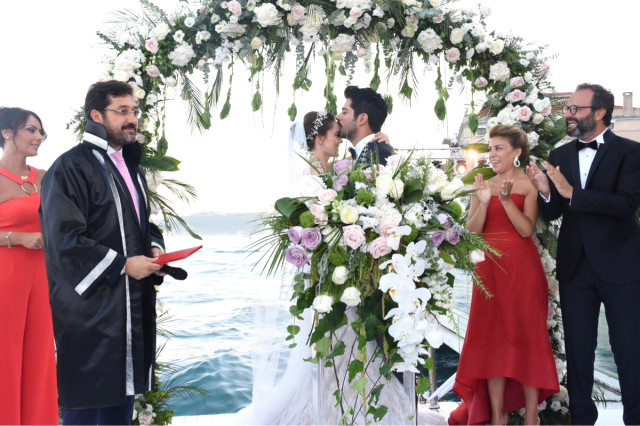 fahriye-evcen-ve-burak-ozcivit-dunya-evine-girdi-9779058_9180_m.jpg