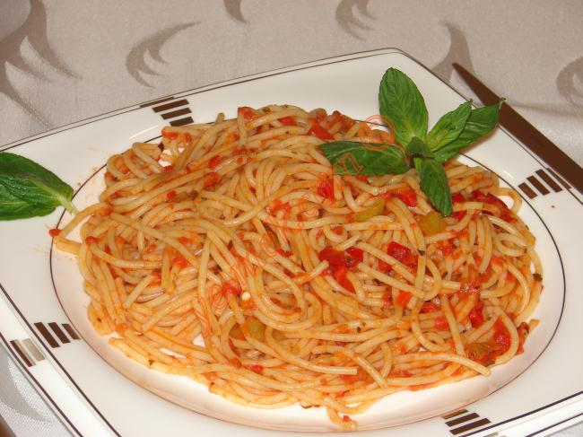 feslec49fenli-domastes-soslu-spagetti-resimli-yemek-tarifi-19.jpg