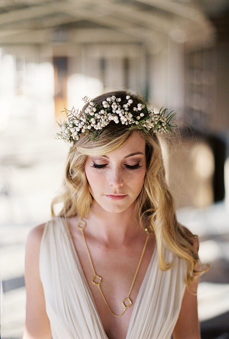 flower-crowns-floral-crowns-wedding-hairstyle-ideas-white-flower-crown-with-white-berries.jpg