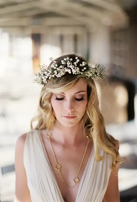 flower-crowns-floral-crowns-wedding-hairstyle-ideas-white-flower-crown-with-white-berries.webp