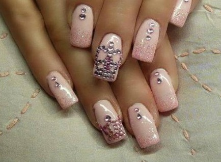 gelinler-icin-oje-fikirleri-tirnak-susleme-tasli-simli-ve-cicekli-nail-art-12.jpg