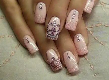 gelinler-icin-oje-fikirleri-tirnak-susleme-tasli-simli-ve-cicekli-nail-art-12.webp