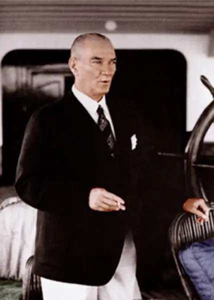 genelkurmaydan-renkli-ataturk-fotograflari,hEVQ1iyZ7020TWiOAarRiw.webp