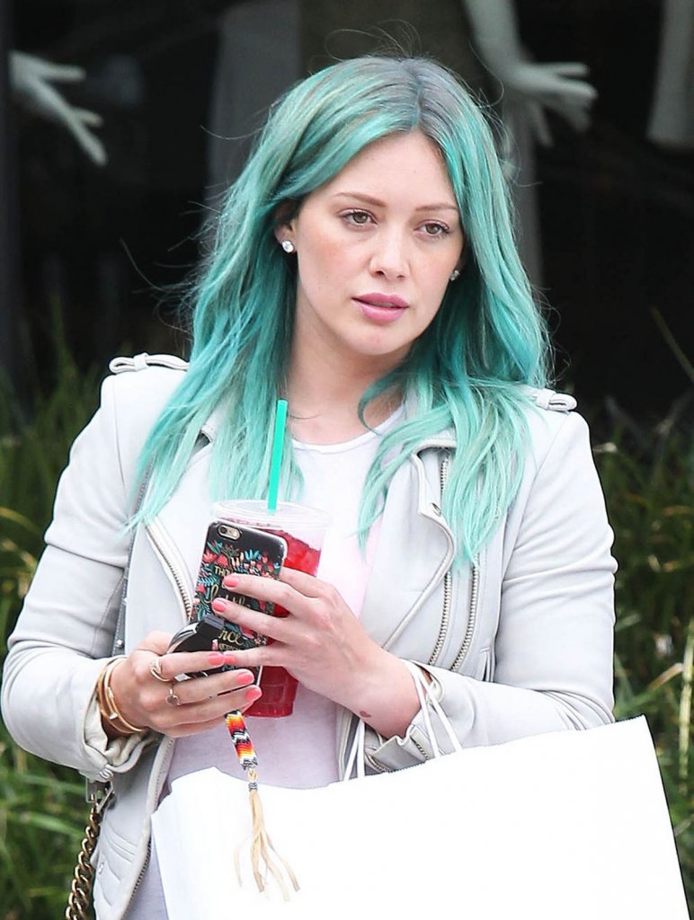 hilary-duff-leave-nine-zero-one-salon-in-west-hollywood_3.jpg