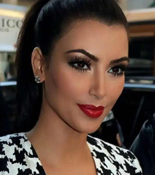 how-to-do-kim-kardashian-smokey-eye-makeup.webp