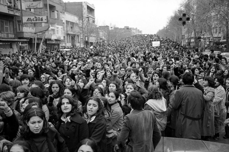 iran-li-kadinlar-devrim-sonrasi-basortusunu-protesto-ediyor.jpg