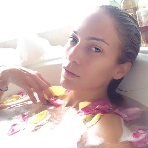 jennifer-lopez-bathtime.jpg