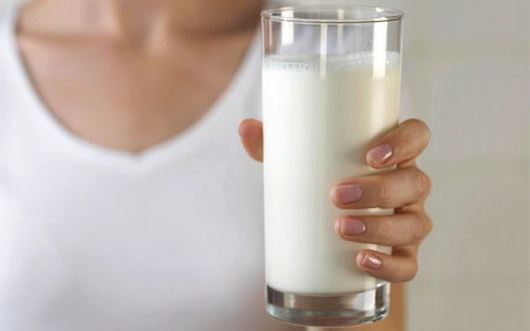 jiu_rf_photo_of_woman_holding_glass_of_milk.jpg