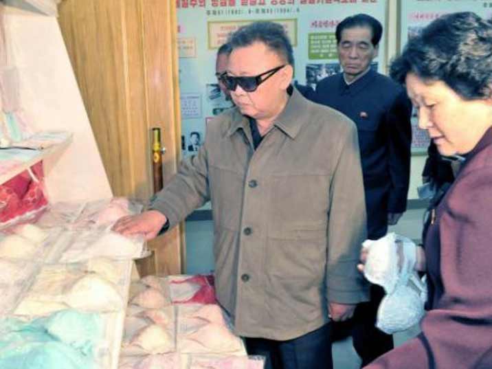 kim-jong-il-looking-at-things-188.jpg