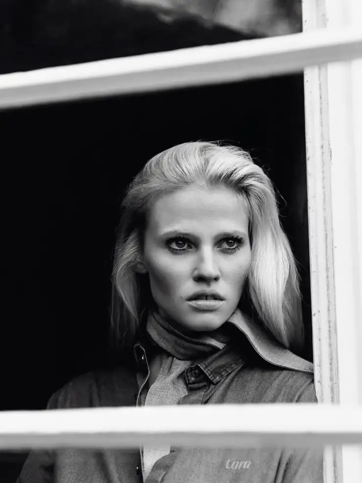 lara-stone-by-alasdair-mclellan-for-vogue-paris-april-2015.webp