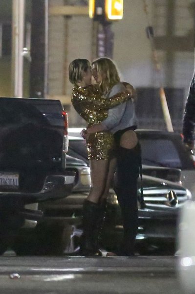 miley-cyrus-stella-maxwell-kissing-002.jpg