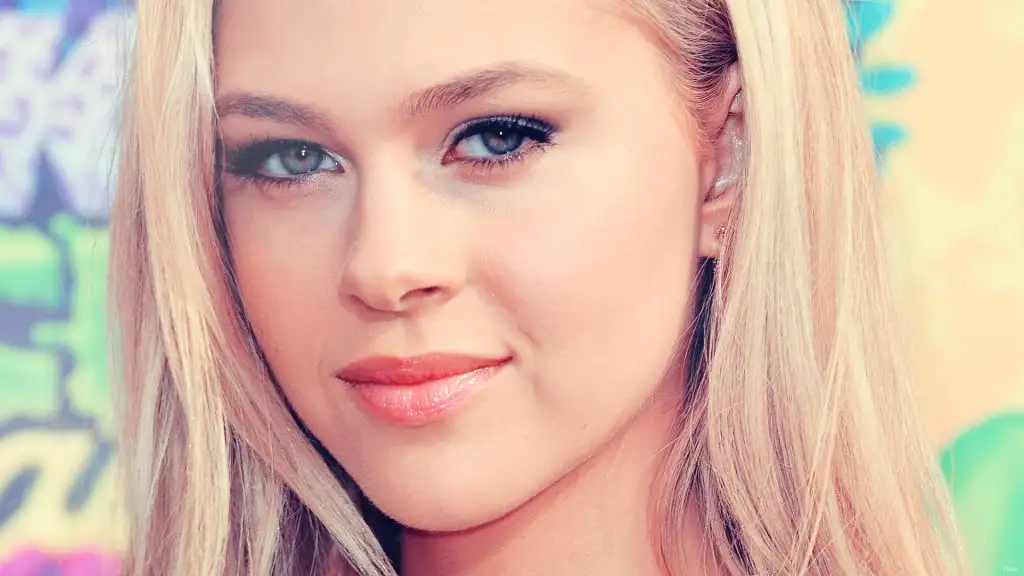 nicola_peltz_wallpaper_background.webp