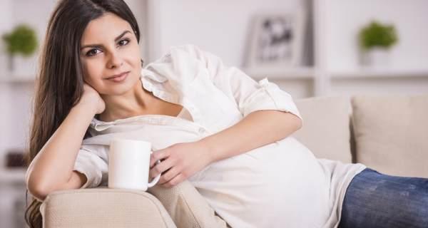 pregnant-woman-mint-tea.jpg