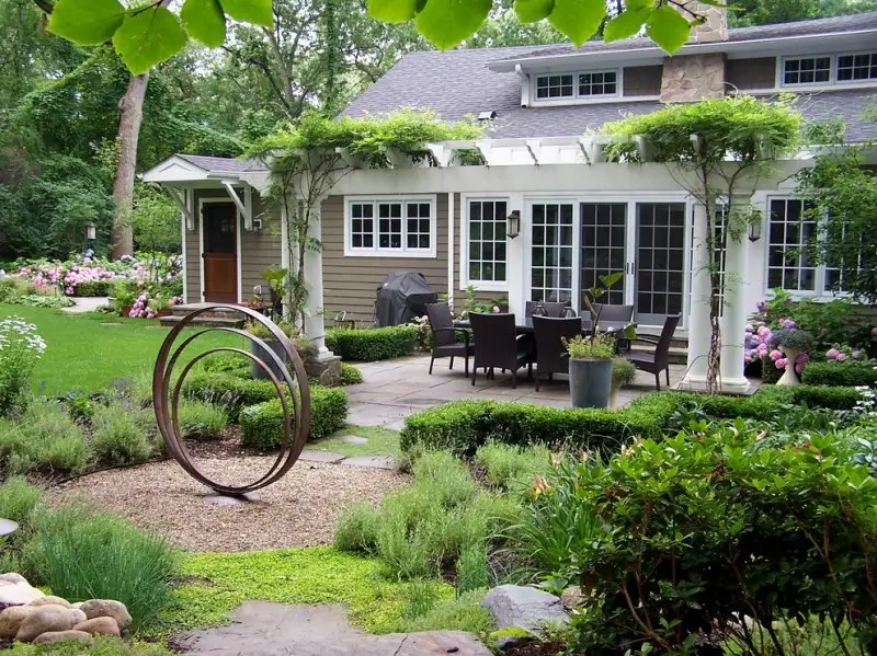 Pretty-Wisteria-gravel-gray-siding-groomed-hedge-hardscape.webp