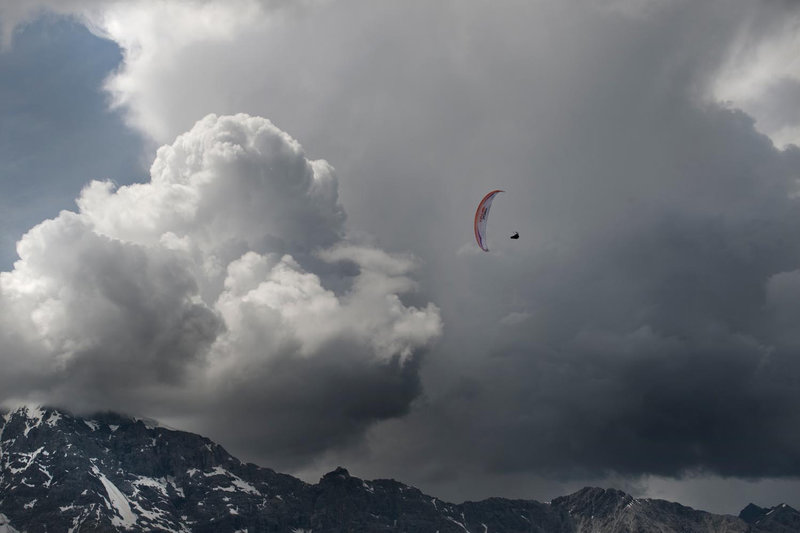 red-bull-x-alps-2013-teki-bir-yamaç-paraşütçüsü.jpg