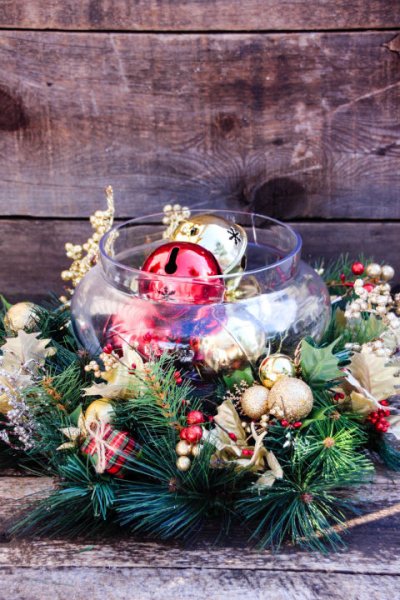 red-gold-christmas-centerpiece.jpg