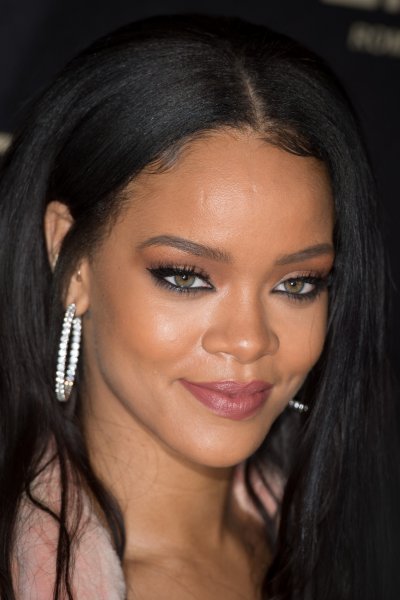 rihanna-best-lipstick-looks-1.jpg